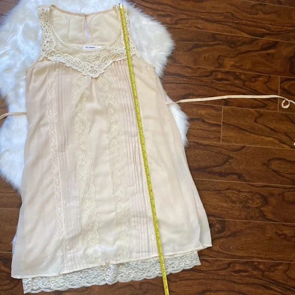 Beautiful nude coloured dress in size S - Picture 7 of 11